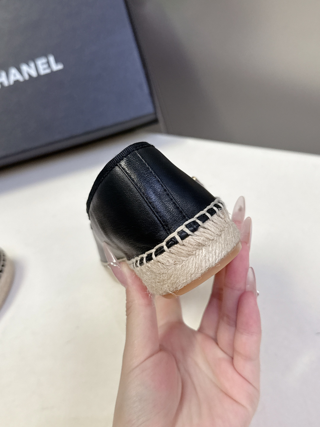 Chanel 香奈儿双C刺绣玛丽珍草编渔夫鞋超多明星种草 经典的玛丽珍款草编渔夫鞋 是品牌法式优雅风的标