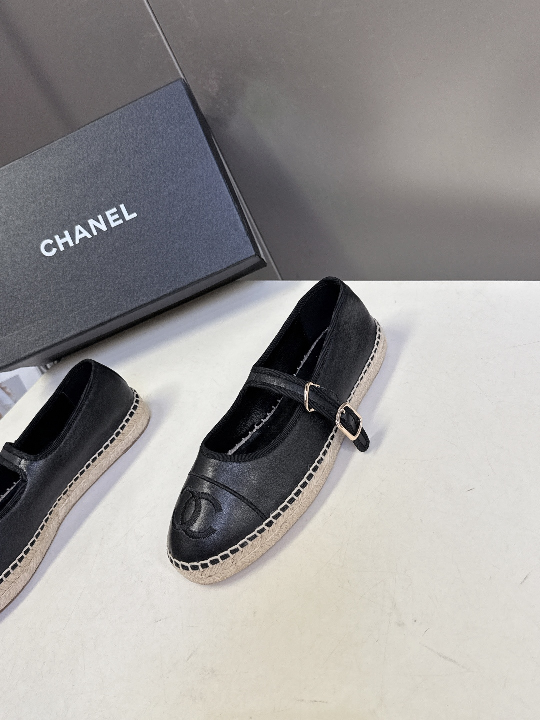 Chanel 香奈儿双C刺绣玛丽珍草编渔夫鞋超多明星种草 经典的玛丽珍款草编渔夫鞋 是品牌法式优雅风的标