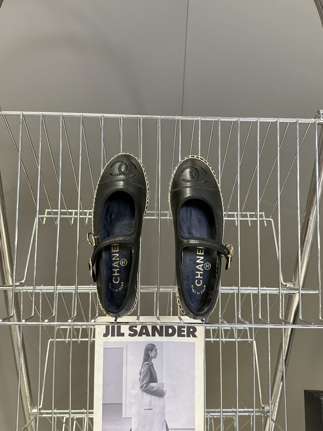 Chanel 香奈儿双C刺绣玛丽珍草编渔夫鞋超多明星种草 经典的玛丽珍款草编渔夫鞋 是品牌法式优雅风的标