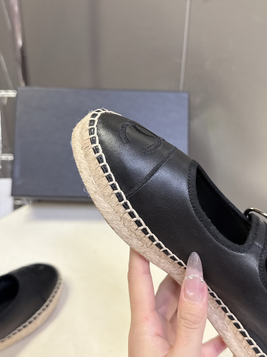 Chanel 香奈儿双C刺绣玛丽珍草编渔夫鞋超多明星种草 经典的玛丽珍款草编渔夫鞋 是品牌法式优雅风的标