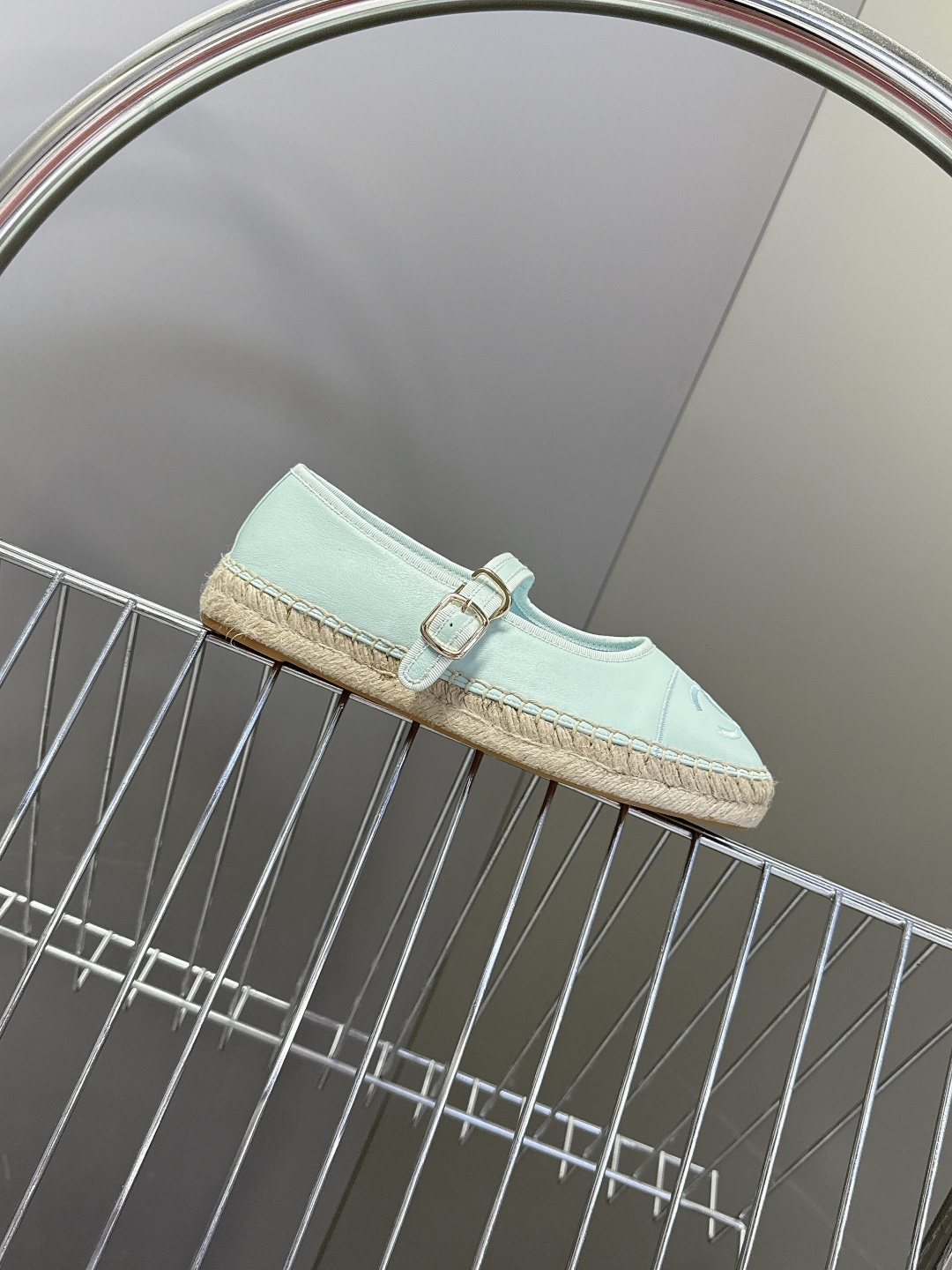 Chanel 香奈儿双C刺绣玛丽珍草编渔夫鞋超多明星种草 经典的玛丽珍款草编渔夫鞋 是品牌法式优雅风的标