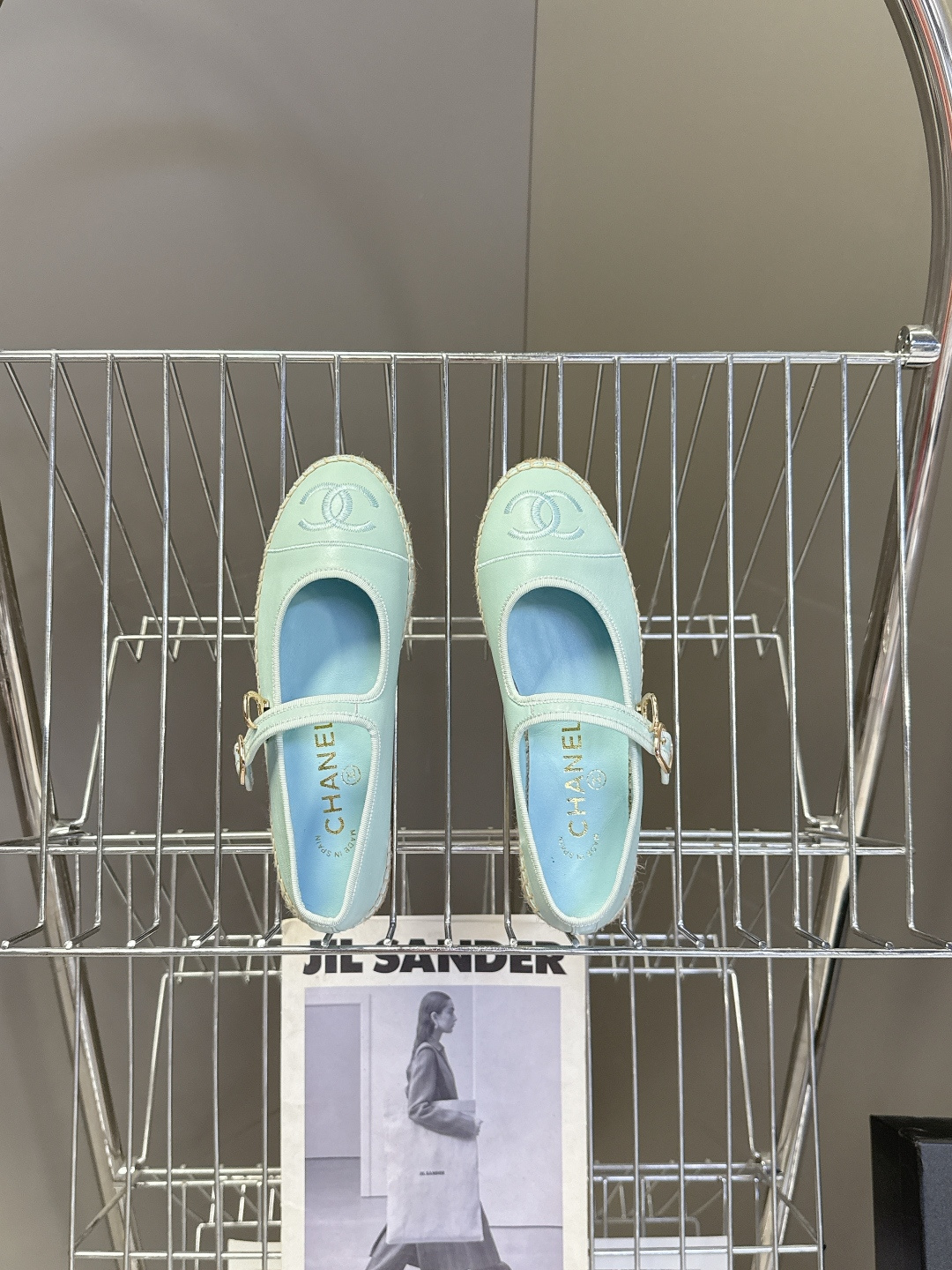 Chanel 香奈儿双C刺绣玛丽珍草编渔夫鞋超多明星种草 经典的玛丽珍款草编渔夫鞋 是品牌法式优雅风的标