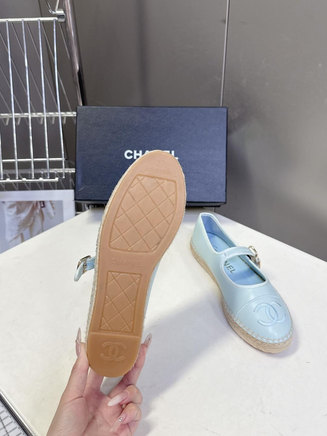 Chanel 香奈儿双C刺绣玛丽珍草编渔夫鞋超多明星种草 经典的玛丽珍款草编渔夫鞋 是品牌法式优雅风的标