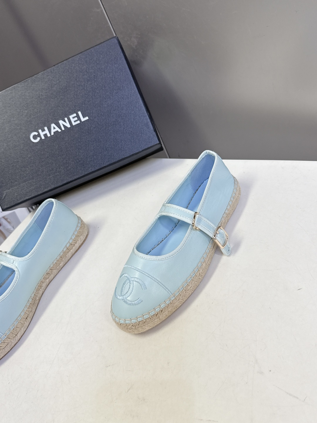 Chanel 香奈儿双C刺绣玛丽珍草编渔夫鞋超多明星种草 经典的玛丽珍款草编渔夫鞋 是品牌法式优雅风的标