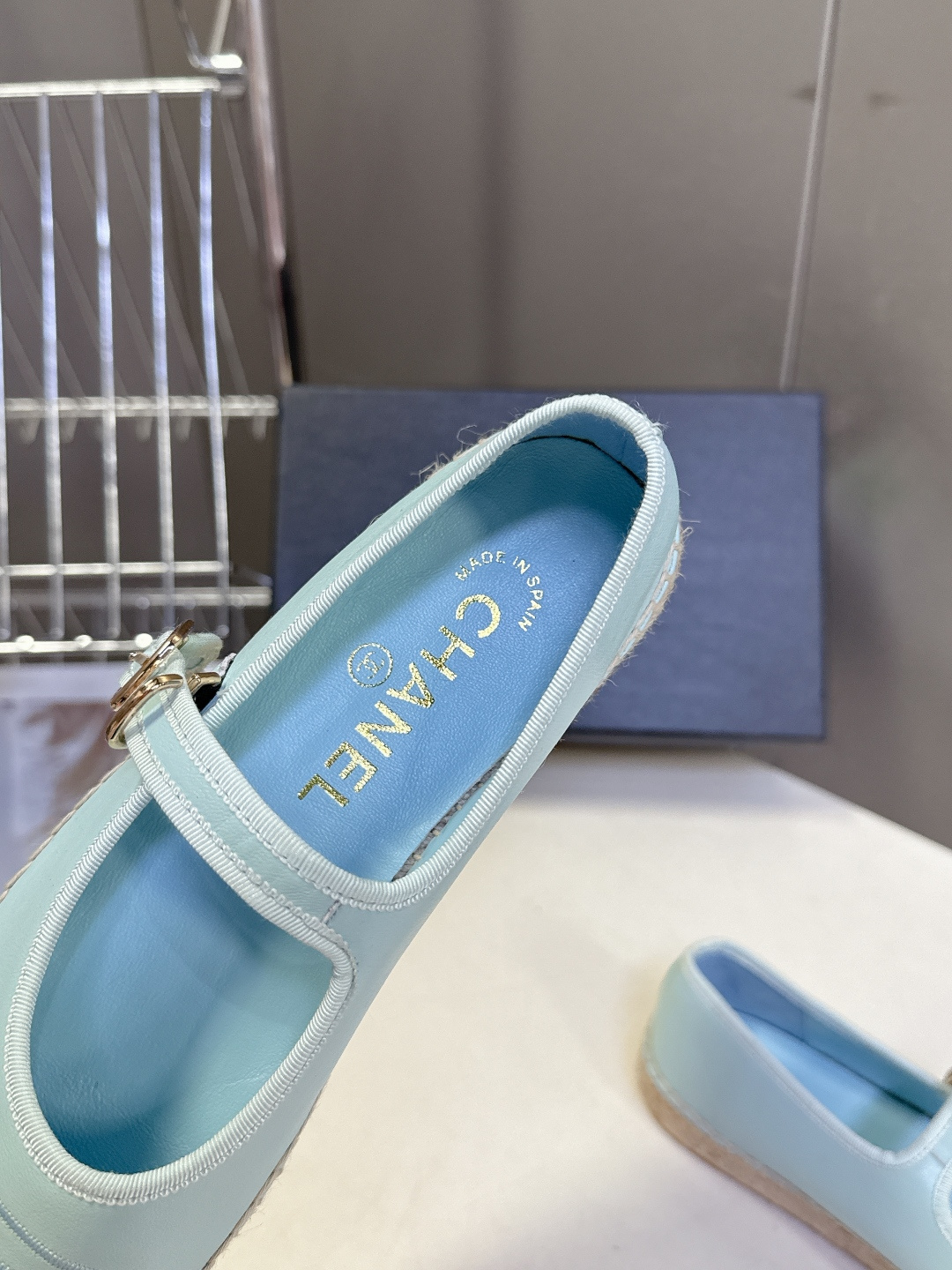 Chanel 香奈儿双C刺绣玛丽珍草编渔夫鞋超多明星种草 经典的玛丽珍款草编渔夫鞋 是品牌法式优雅风的标