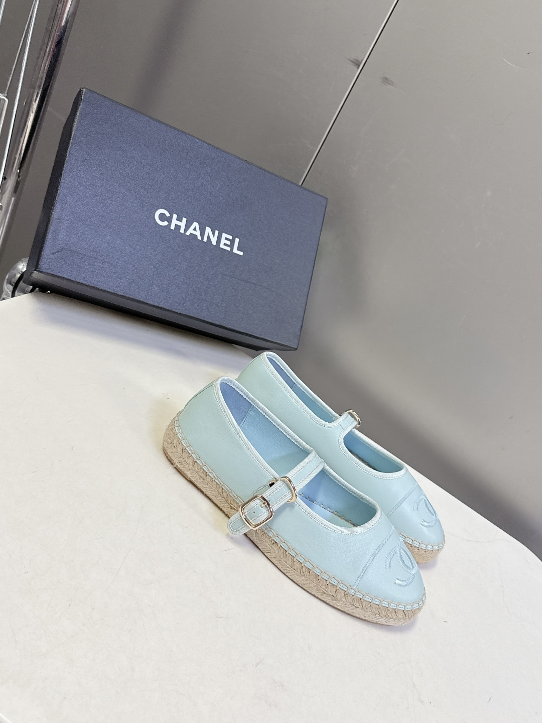 Chanel 香奈儿双C刺绣玛丽珍草编渔夫鞋超多明星种草 经典的玛丽珍款草编渔夫鞋 是品牌法式优雅风的标