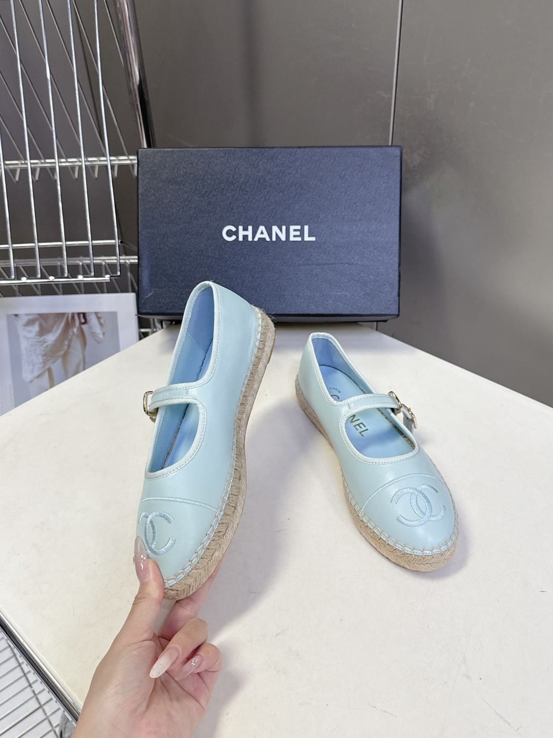 Chanel 香奈儿双C刺绣玛丽珍草编渔夫鞋超多明星种草 经典的玛丽珍款草编渔夫鞋 是品牌法式优雅风的标