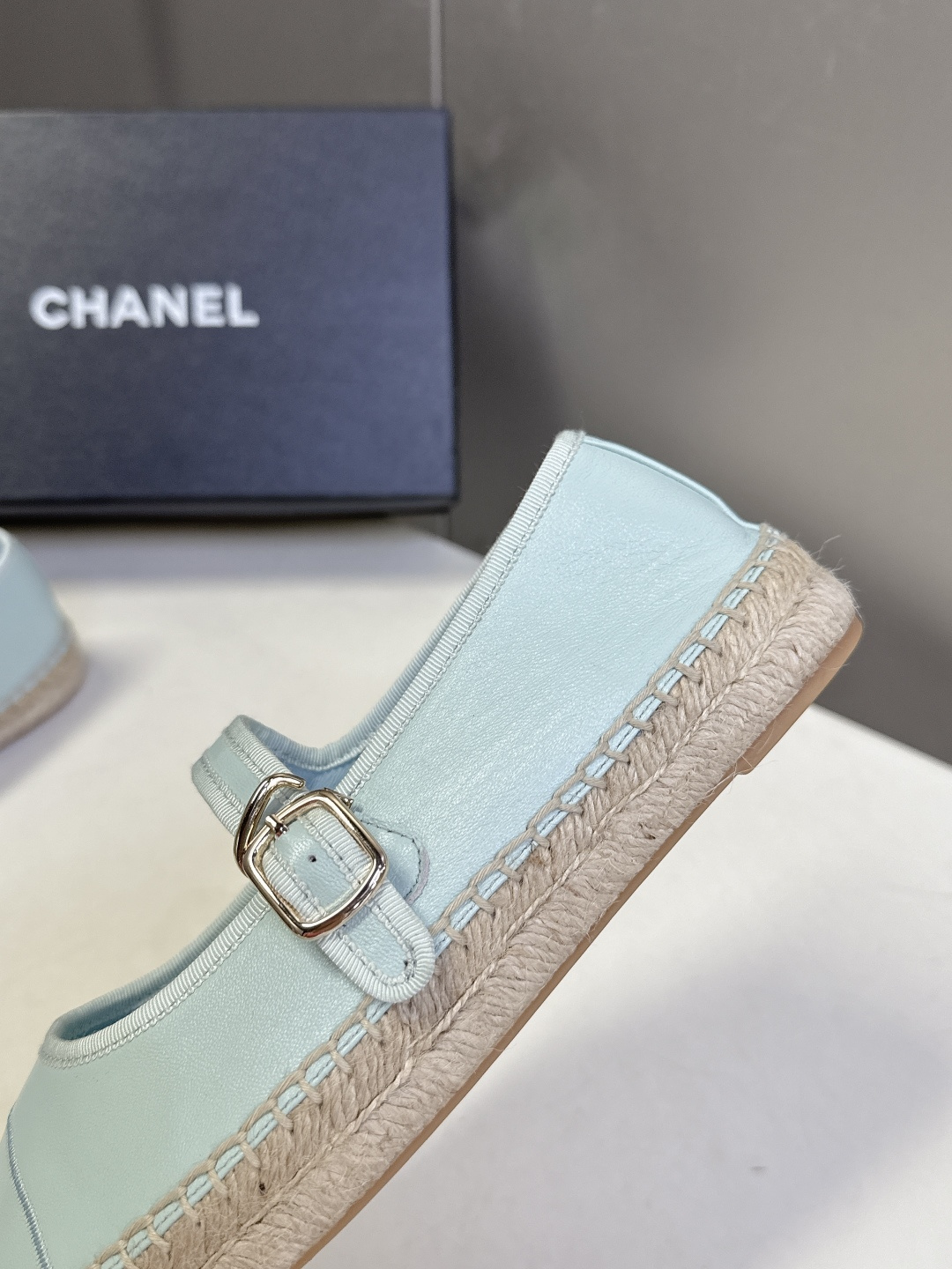 Chanel 香奈儿双C刺绣玛丽珍草编渔夫鞋超多明星种草 经典的玛丽珍款草编渔夫鞋 是品牌法式优雅风的标