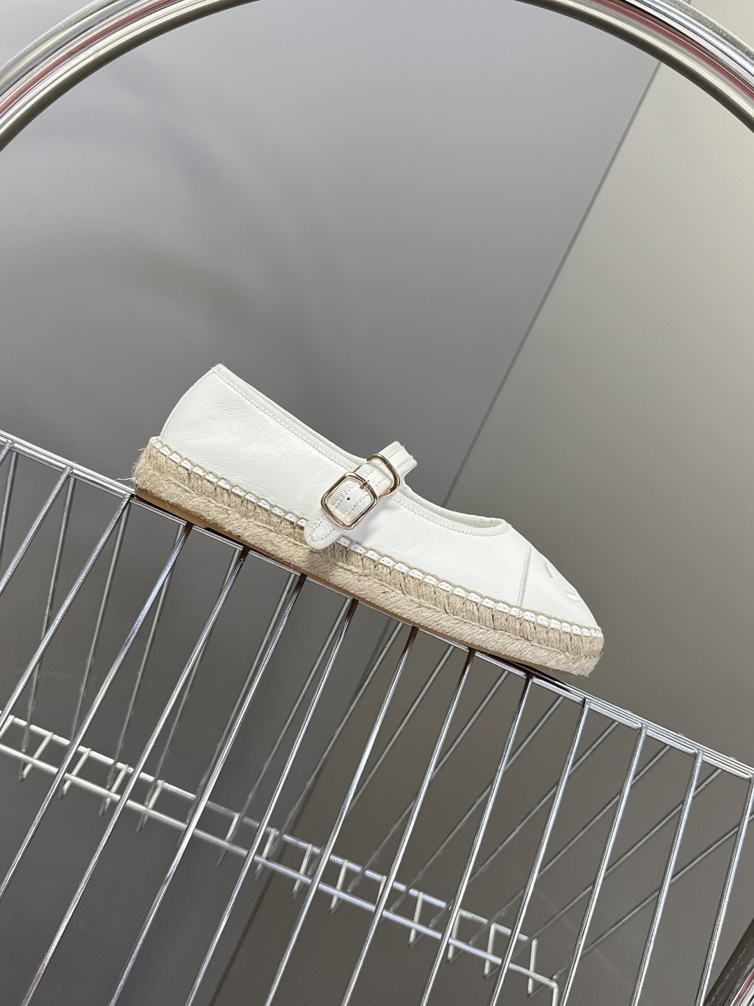 Chanel 香奈儿双C刺绣玛丽珍草编渔夫鞋超多明星种草 经典的玛丽珍款草编渔夫鞋 是品牌法式优雅风的标