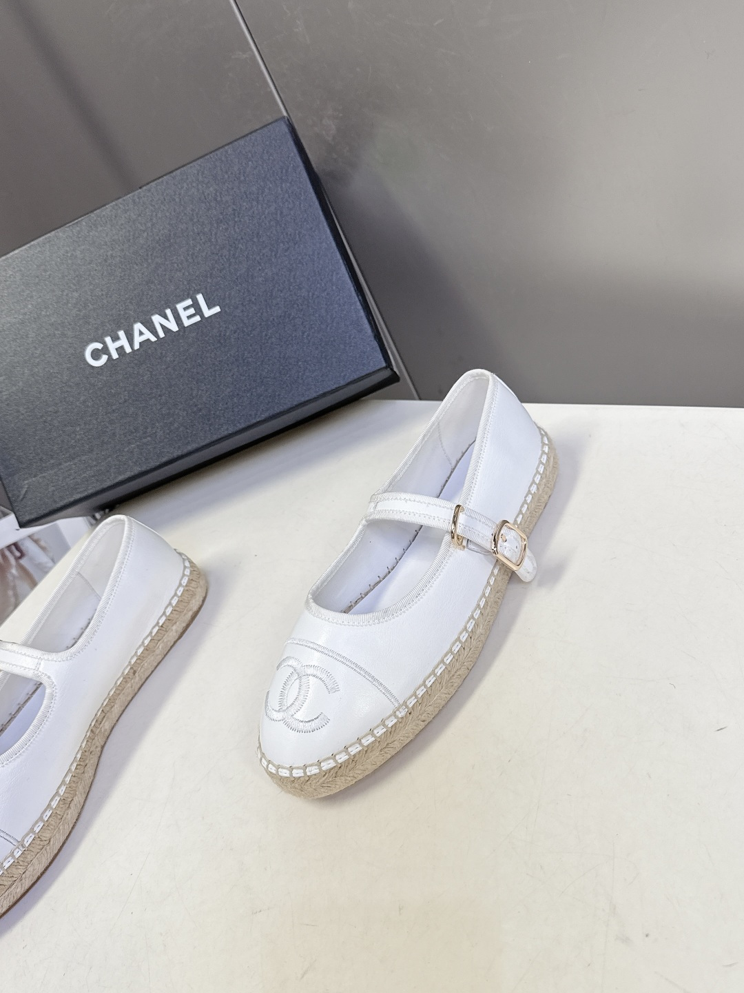 Chanel 香奈儿双C刺绣玛丽珍草编渔夫鞋超多明星种草 经典的玛丽珍款草编渔夫鞋 是品牌法式优雅风的标