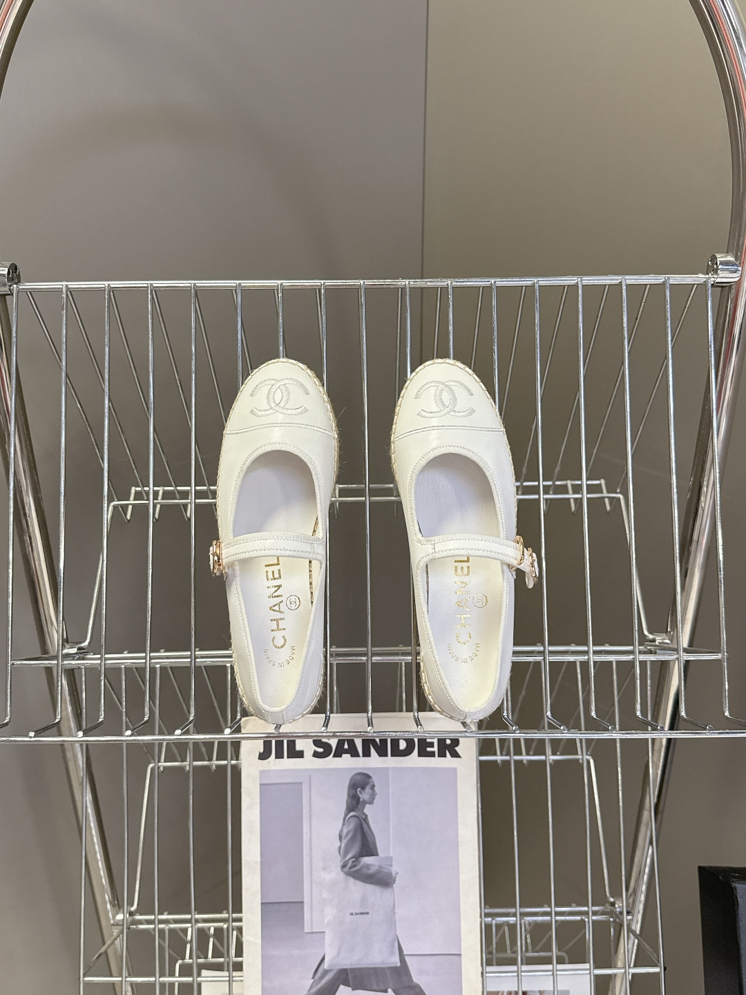 Chanel 香奈儿双C刺绣玛丽珍草编渔夫鞋超多明星种草 经典的玛丽珍款草编渔夫鞋 是品牌法式优雅风的标