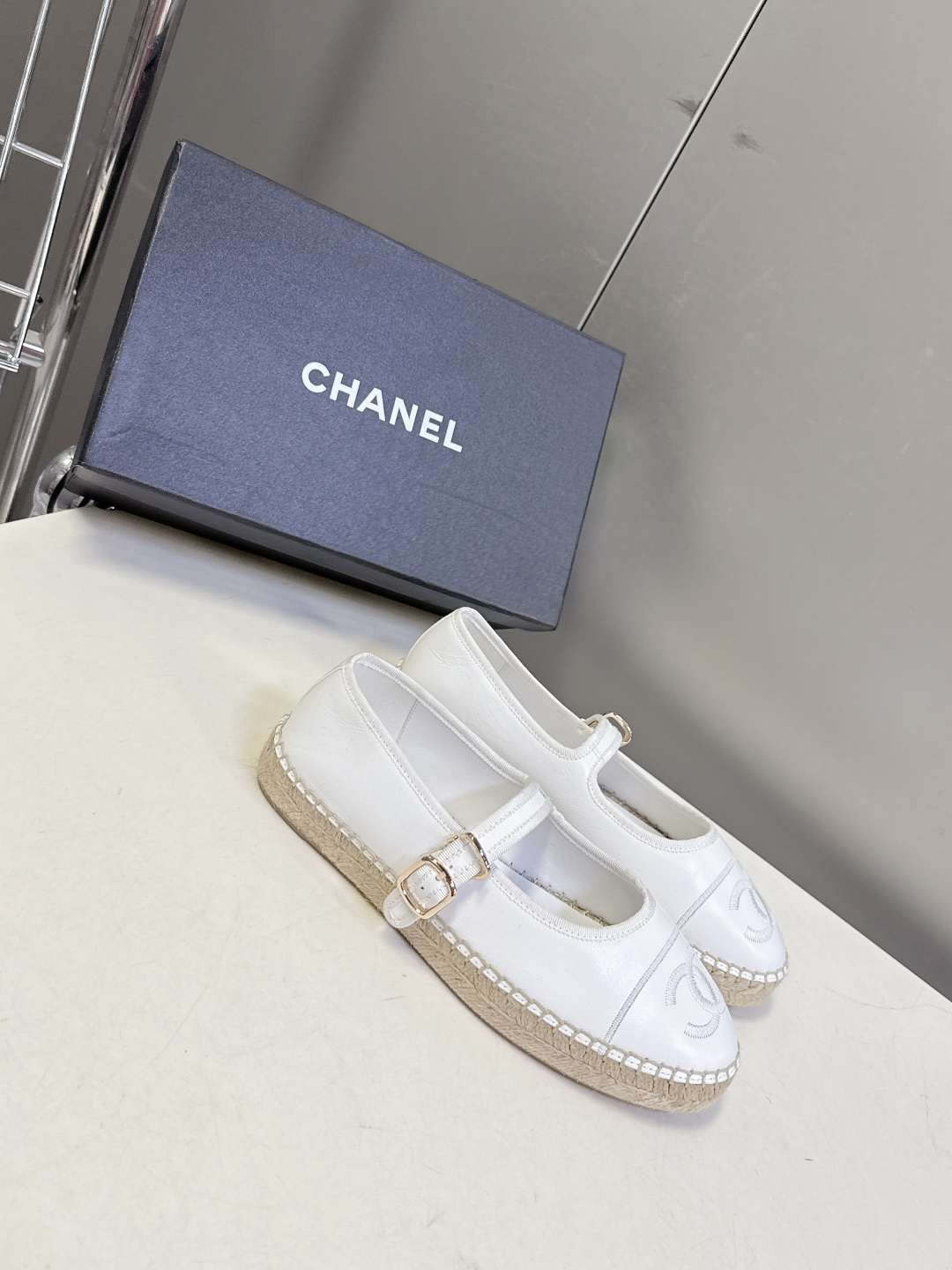 Chanel 香奈儿双C刺绣玛丽珍草编渔夫鞋超多明星种草 经典的玛丽珍款草编渔夫鞋 是品牌法式优雅风的标