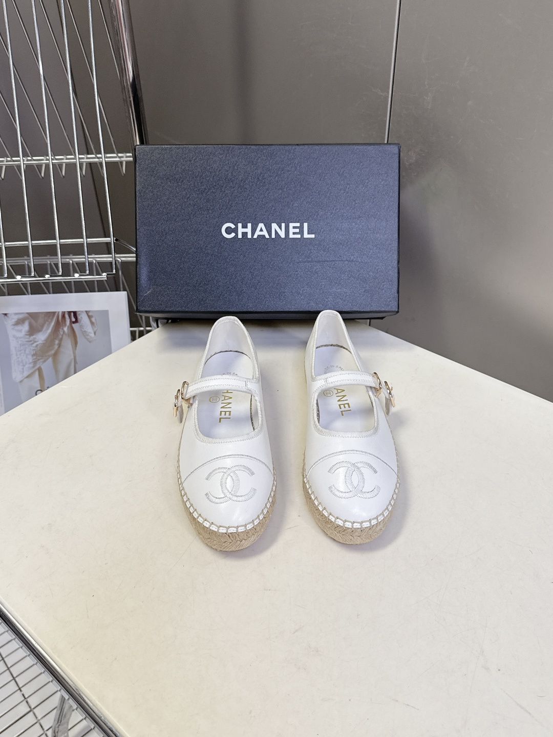 Chanel 香奈儿双C刺绣玛丽珍草编渔夫鞋超多明星种草 经典的玛丽珍款草编渔夫鞋 是品牌法式优雅风的标