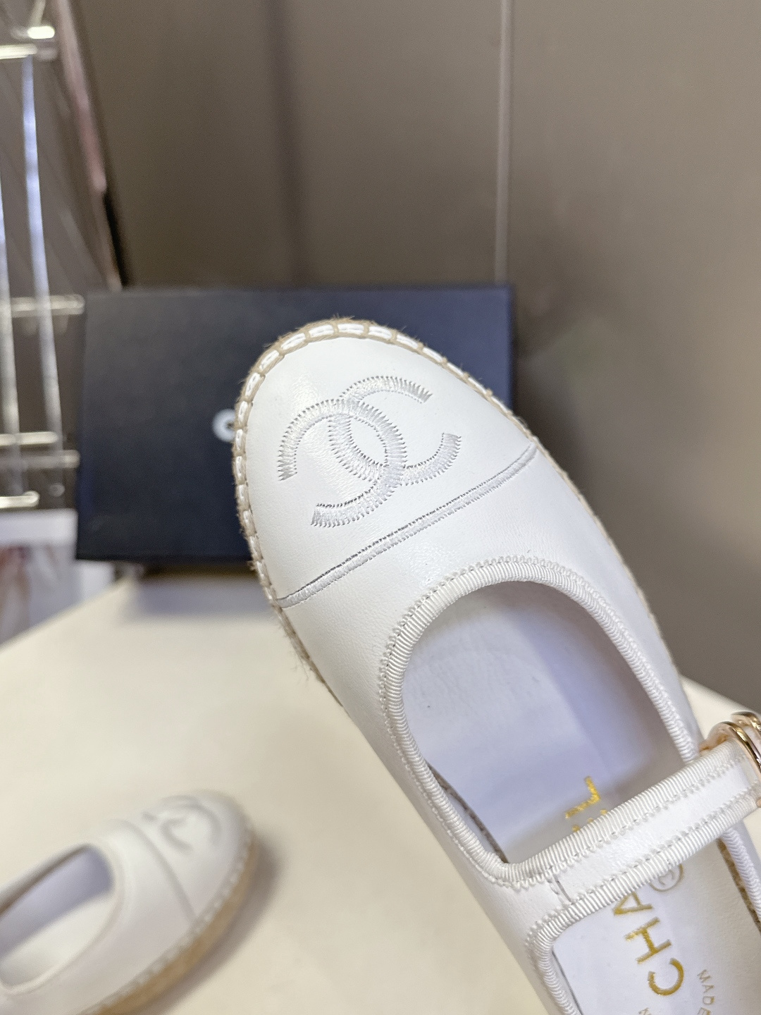 Chanel 香奈儿双C刺绣玛丽珍草编渔夫鞋超多明星种草 经典的玛丽珍款草编渔夫鞋 是品牌法式优雅风的标