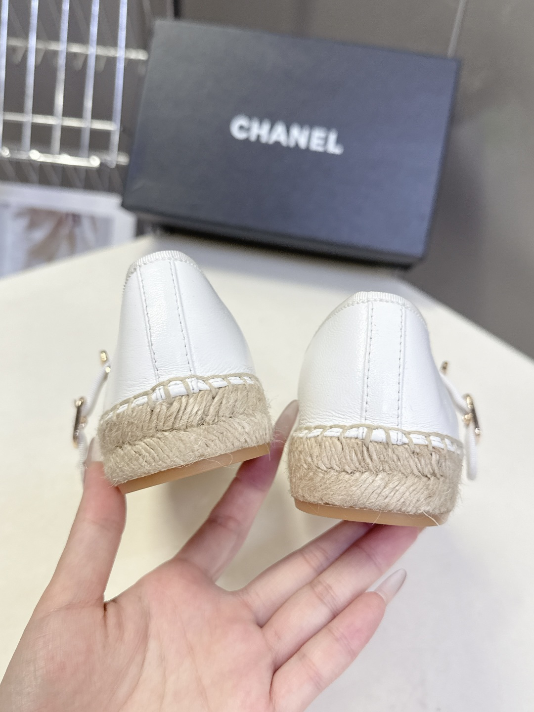 Chanel 香奈儿双C刺绣玛丽珍草编渔夫鞋超多明星种草 经典的玛丽珍款草编渔夫鞋 是品牌法式优雅风的标