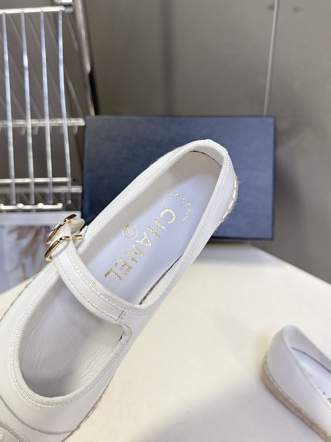 Chanel 香奈儿双C刺绣玛丽珍草编渔夫鞋超多明星种草 经典的玛丽珍款草编渔夫鞋 是品牌法式优雅风的标