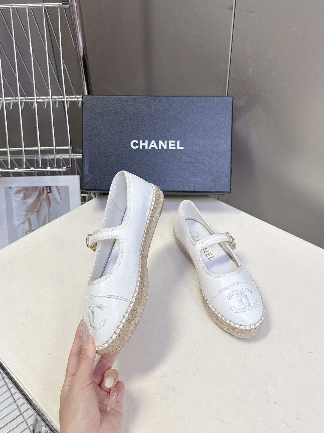 Chanel 香奈儿双C刺绣玛丽珍草编渔夫鞋超多明星种草 经典的玛丽珍款草编渔夫鞋 是品牌法式优雅风的标