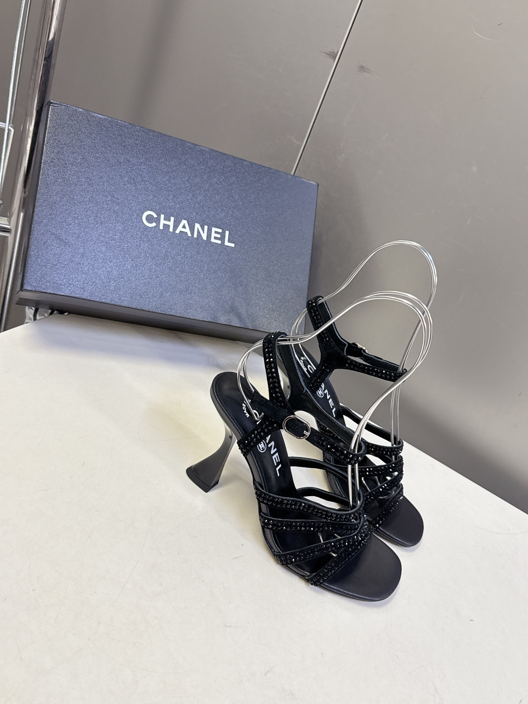 Chanel香奈儿春夏最新款水钻绑带猫跟凉鞋超多明星网红种草 是品牌法式优雅风的标志性晚宴派对鞋款 完美