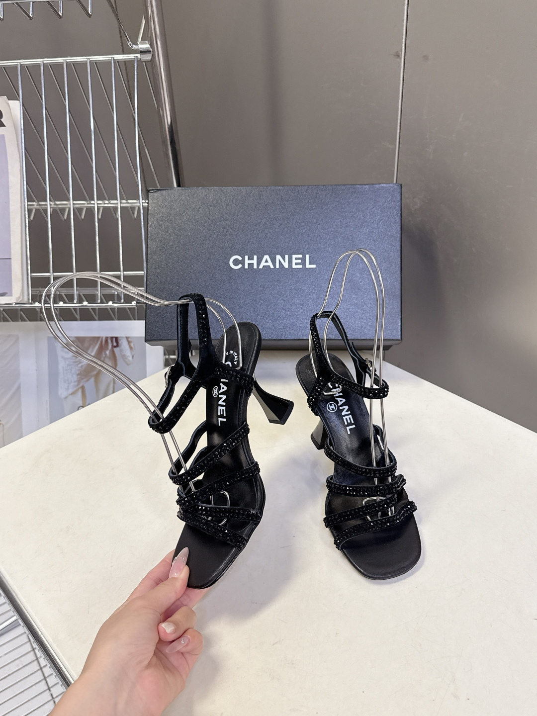 Chanel香奈儿春夏最新款水钻绑带猫跟凉鞋超多明星网红种草 是品牌法式优雅风的标志性晚宴派对鞋款 完美