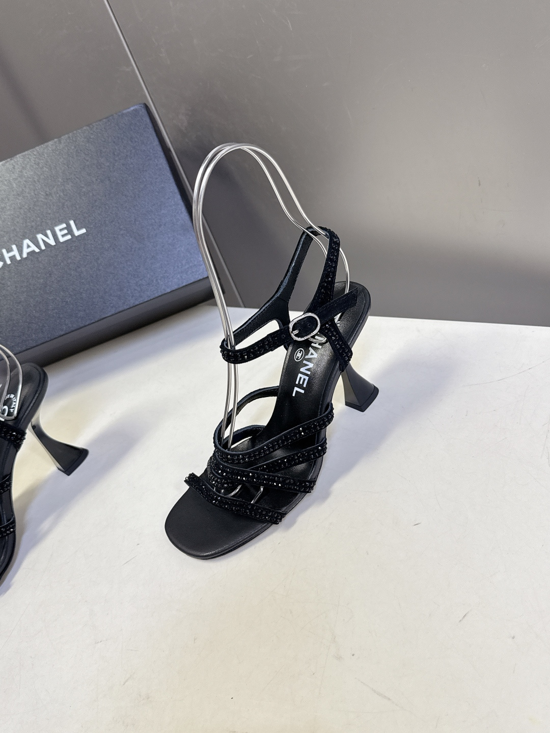Chanel香奈儿春夏最新款水钻绑带猫跟凉鞋超多明星网红种草 是品牌法式优雅风的标志性晚宴派对鞋款 完美