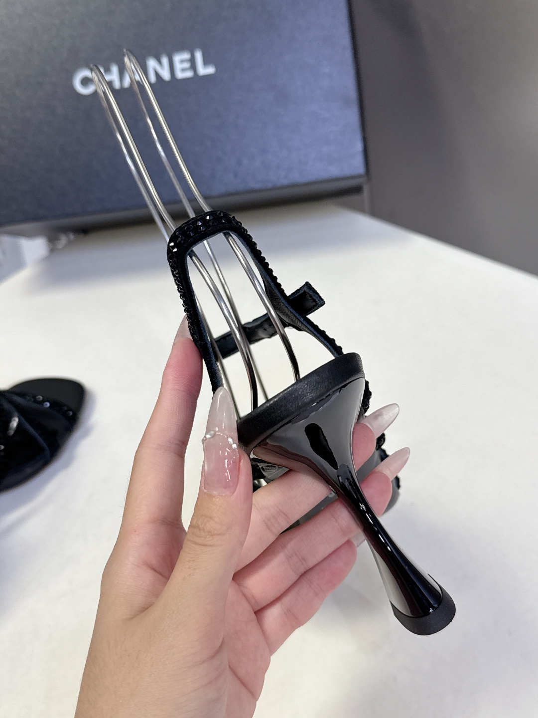 Chanel香奈儿春夏最新款水钻绑带猫跟凉鞋超多明星网红种草 是品牌法式优雅风的标志性晚宴派对鞋款 完美