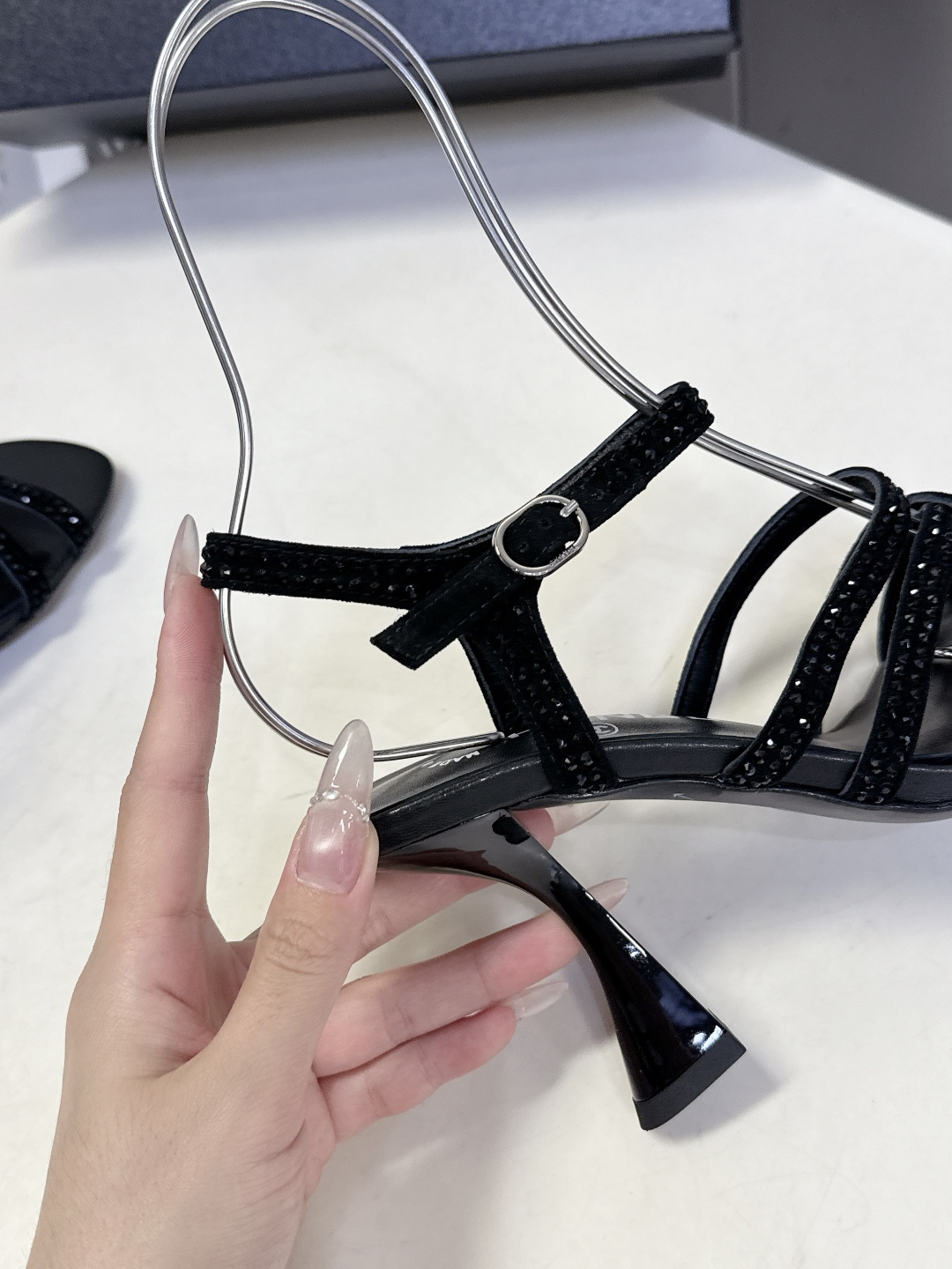 Chanel香奈儿春夏最新款水钻绑带猫跟凉鞋超多明星网红种草 是品牌法式优雅风的标志性晚宴派对鞋款 完美