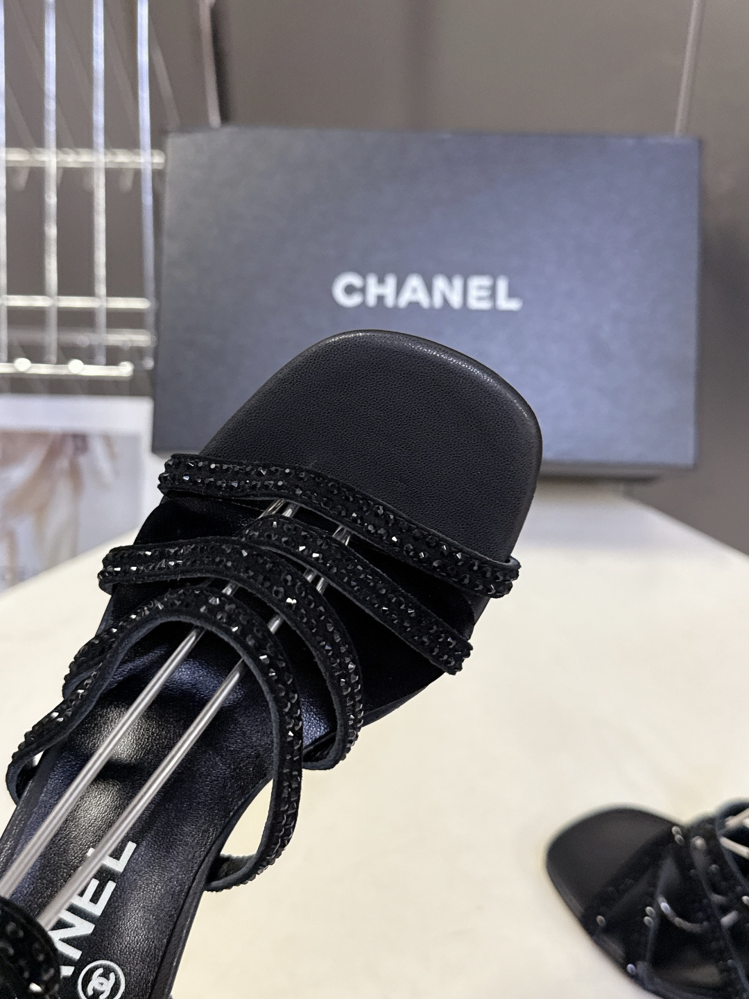 Chanel香奈儿春夏最新款水钻绑带猫跟凉鞋超多明星网红种草 是品牌法式优雅风的标志性晚宴派对鞋款 完美