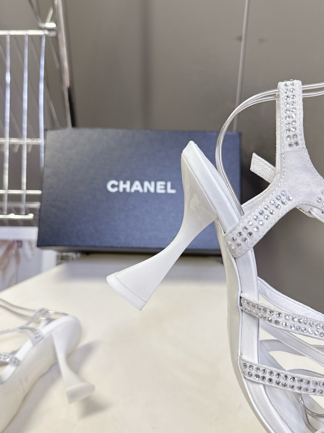 Chanel香奈儿春夏最新款水钻绑带猫跟凉鞋超多明星网红种草 是品牌法式优雅风的标志性晚宴派对鞋款 完美