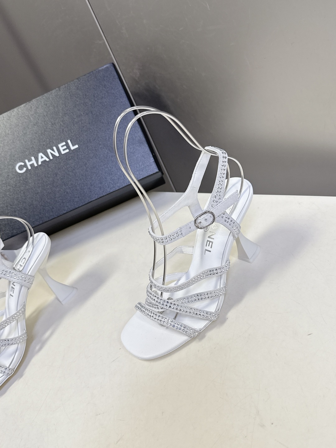 Chanel香奈儿春夏最新款水钻绑带猫跟凉鞋超多明星网红种草 是品牌法式优雅风的标志性晚宴派对鞋款 完美