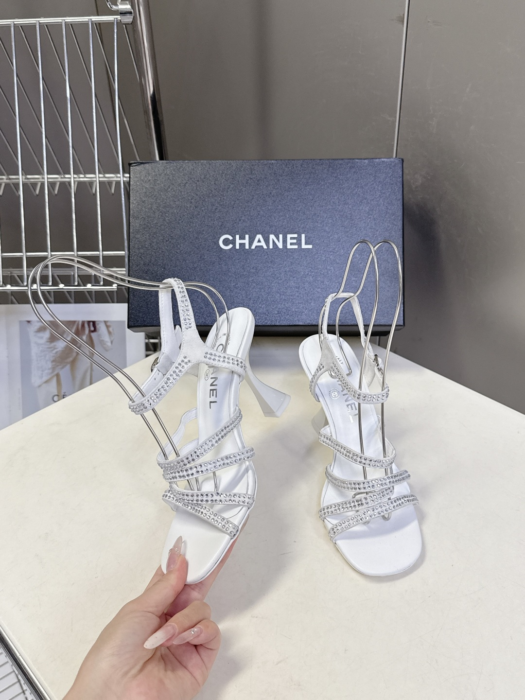 Chanel香奈儿春夏最新款水钻绑带猫跟凉鞋超多明星网红种草 是品牌法式优雅风的标志性晚宴派对鞋款 完美