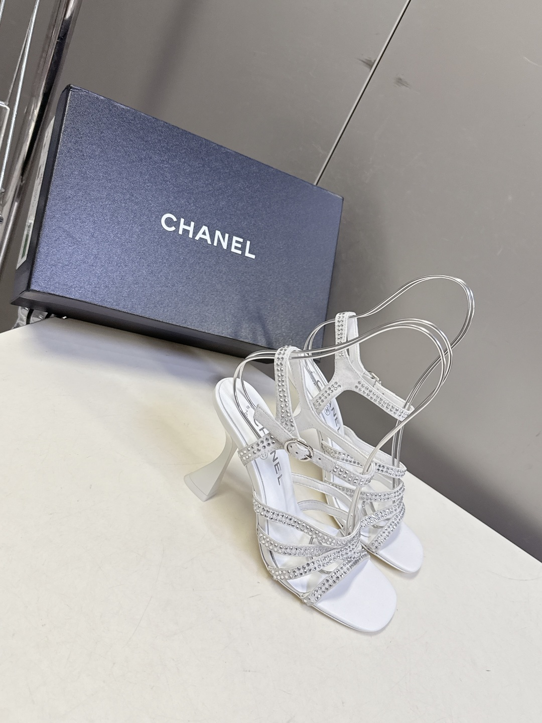 Chanel香奈儿春夏最新款水钻绑带猫跟凉鞋超多明星网红种草 是品牌法式优雅风的标志性晚宴派对鞋款 完美