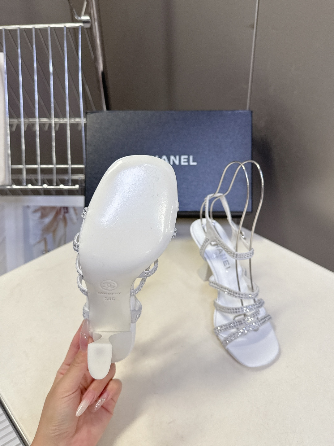 Chanel香奈儿春夏最新款水钻绑带猫跟凉鞋超多明星网红种草 是品牌法式优雅风的标志性晚宴派对鞋款 完美