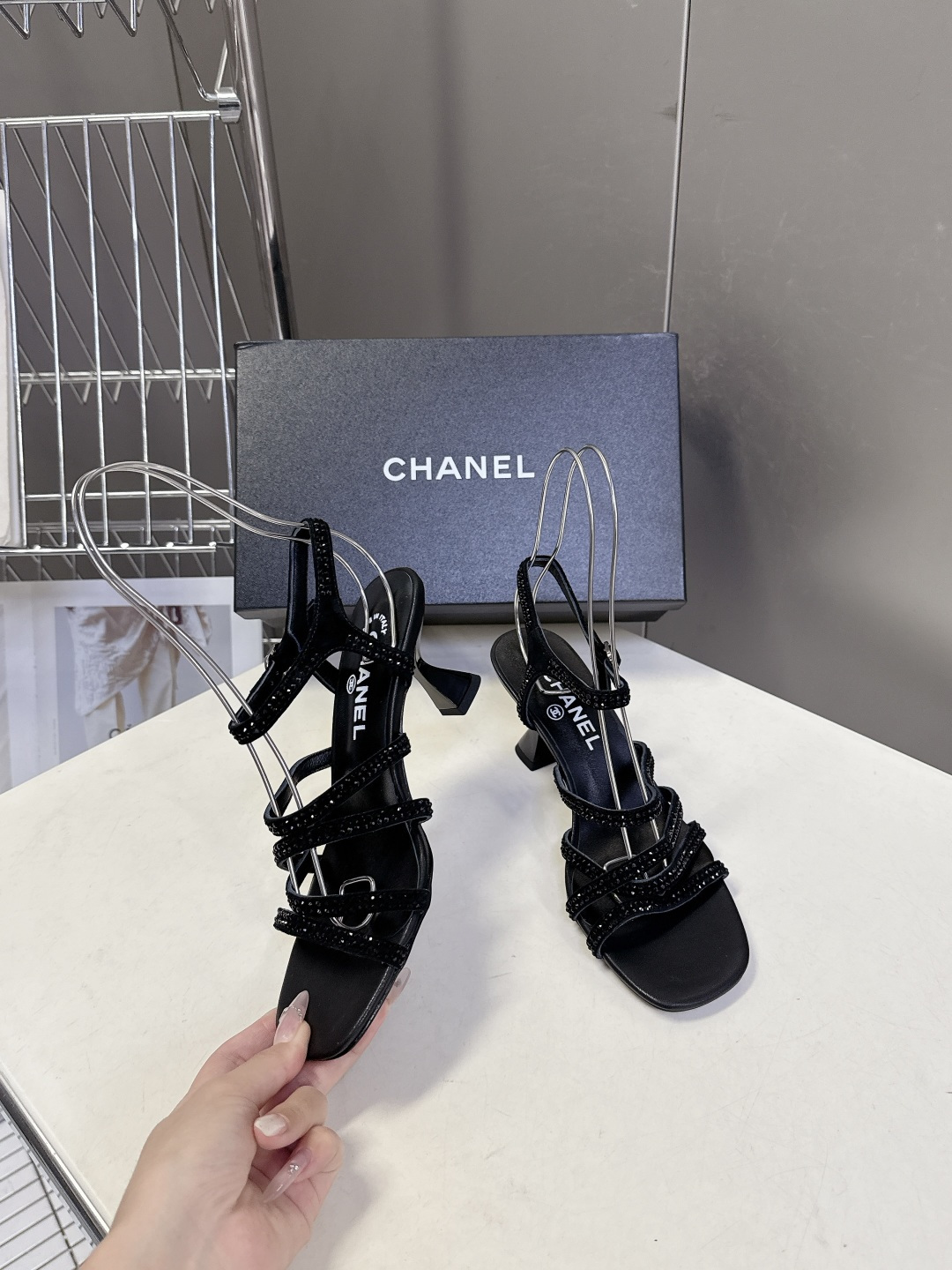 Chanel香奈儿春夏最新款水钻绑带猫跟凉鞋超多明星网红种草 是品牌法式优雅风的标志性晚宴派对鞋款 完美