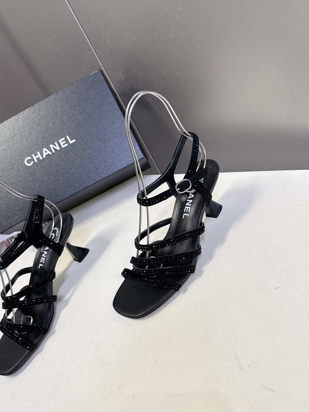 Chanel香奈儿春夏最新款水钻绑带猫跟凉鞋超多明星网红种草 是品牌法式优雅风的标志性晚宴派对鞋款 完美