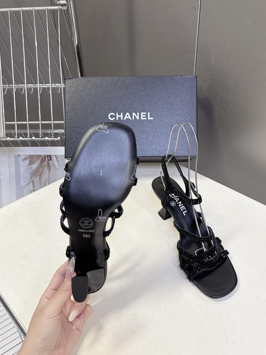 Chanel香奈儿春夏最新款水钻绑带猫跟凉鞋超多明星网红种草 是品牌法式优雅风的标志性晚宴派对鞋款 完美