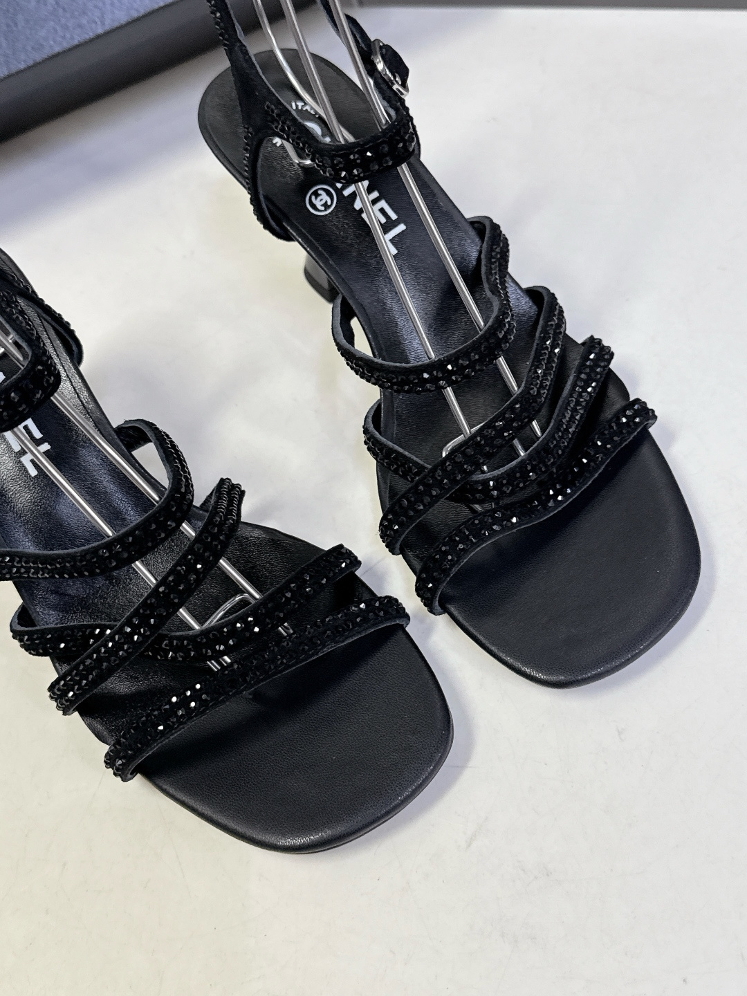 Chanel香奈儿春夏最新款水钻绑带猫跟凉鞋超多明星网红种草 是品牌法式优雅风的标志性晚宴派对鞋款 完美