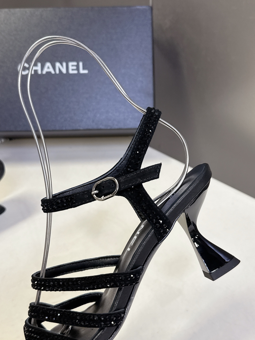 Chanel香奈儿春夏最新款水钻绑带猫跟凉鞋超多明星网红种草 是品牌法式优雅风的标志性晚宴派对鞋款 完美