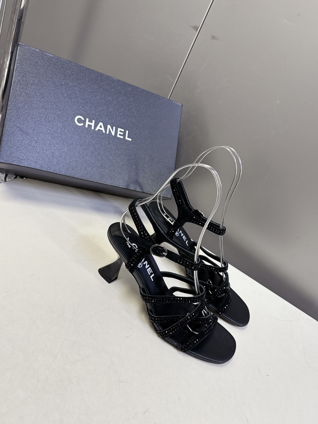 Chanel香奈儿春夏最新款水钻绑带猫跟凉鞋超多明星网红种草 是品牌法式优雅风的标志性晚宴派对鞋款 完美