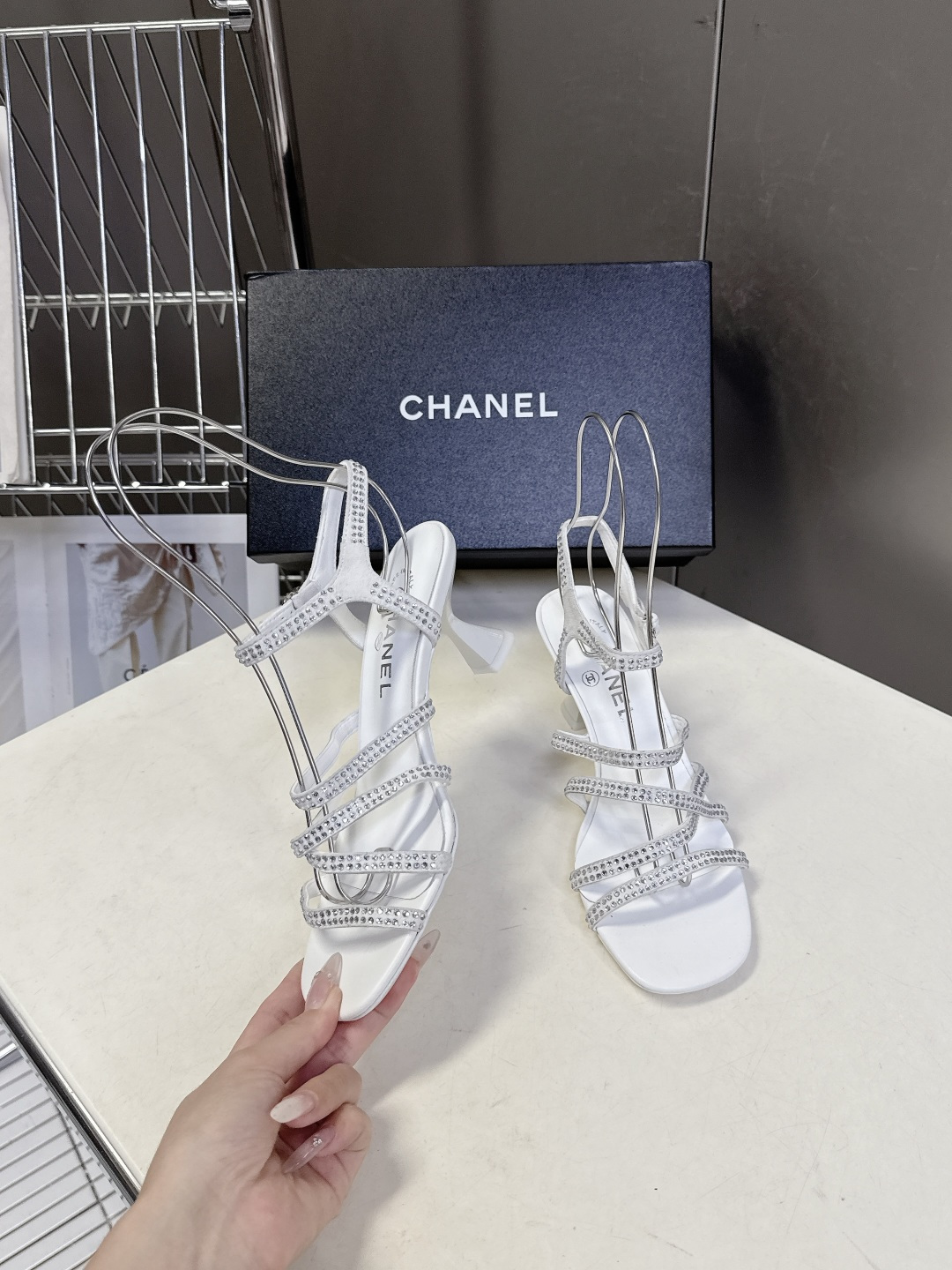 Chanel香奈儿春夏最新款水钻绑带猫跟凉鞋超多明星网红种草 是品牌法式优雅风的标志性晚宴派对鞋款 完美