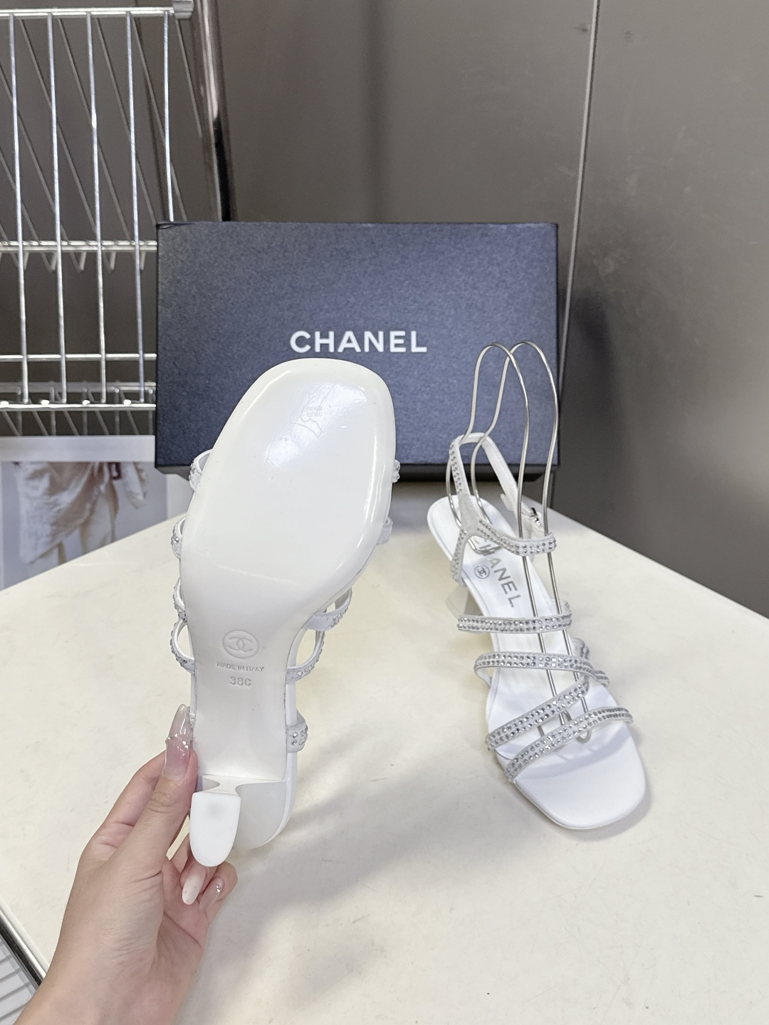 Chanel香奈儿春夏最新款水钻绑带猫跟凉鞋超多明星网红种草 是品牌法式优雅风的标志性晚宴派对鞋款 完美