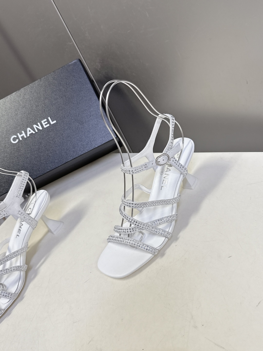 Chanel香奈儿春夏最新款水钻绑带猫跟凉鞋超多明星网红种草 是品牌法式优雅风的标志性晚宴派对鞋款 完美