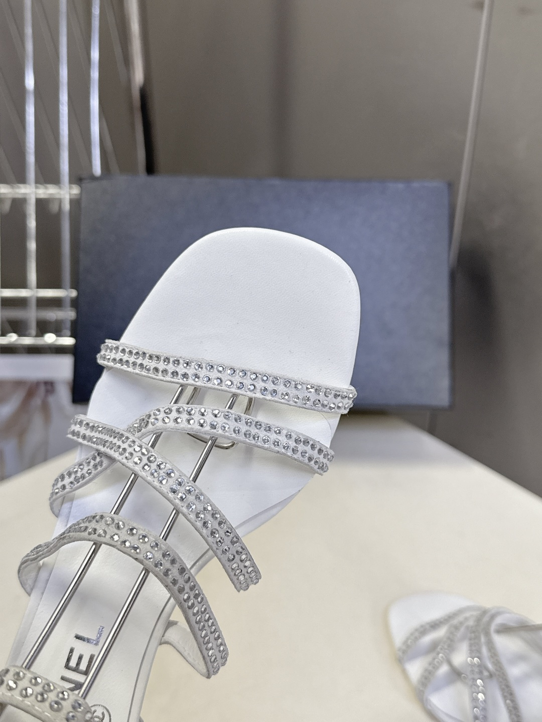 Chanel香奈儿春夏最新款水钻绑带猫跟凉鞋超多明星网红种草 是品牌法式优雅风的标志性晚宴派对鞋款 完美