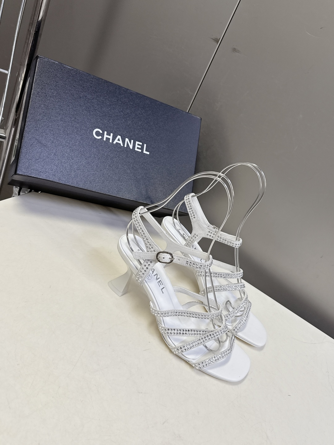 Chanel香奈儿春夏最新款水钻绑带猫跟凉鞋超多明星网红种草 是品牌法式优雅风的标志性晚宴派对鞋款 完美