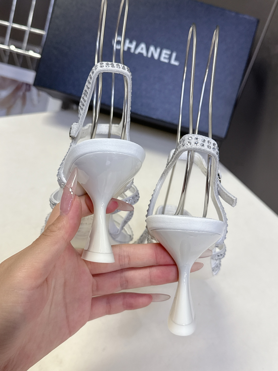 Chanel香奈儿春夏最新款水钻绑带猫跟凉鞋超多明星网红种草 是品牌法式优雅风的标志性晚宴派对鞋款 完美