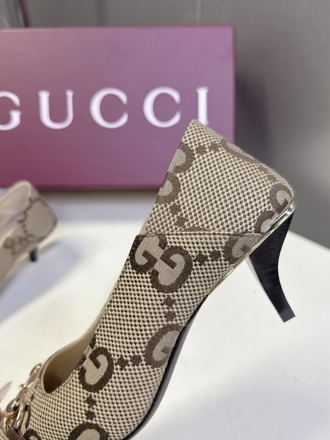 Gucci古驰2026春夏最新款马衔扣尖头小猫跟高跟鞋超多明星网红种草 鞋头装饰品牌经典的马衔扣，是古驰