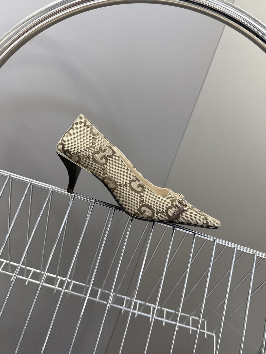 Gucci古驰2026春夏最新款马衔扣尖头小猫跟高跟鞋超多明星网红种草 鞋头装饰品牌经典的马衔扣，是古驰