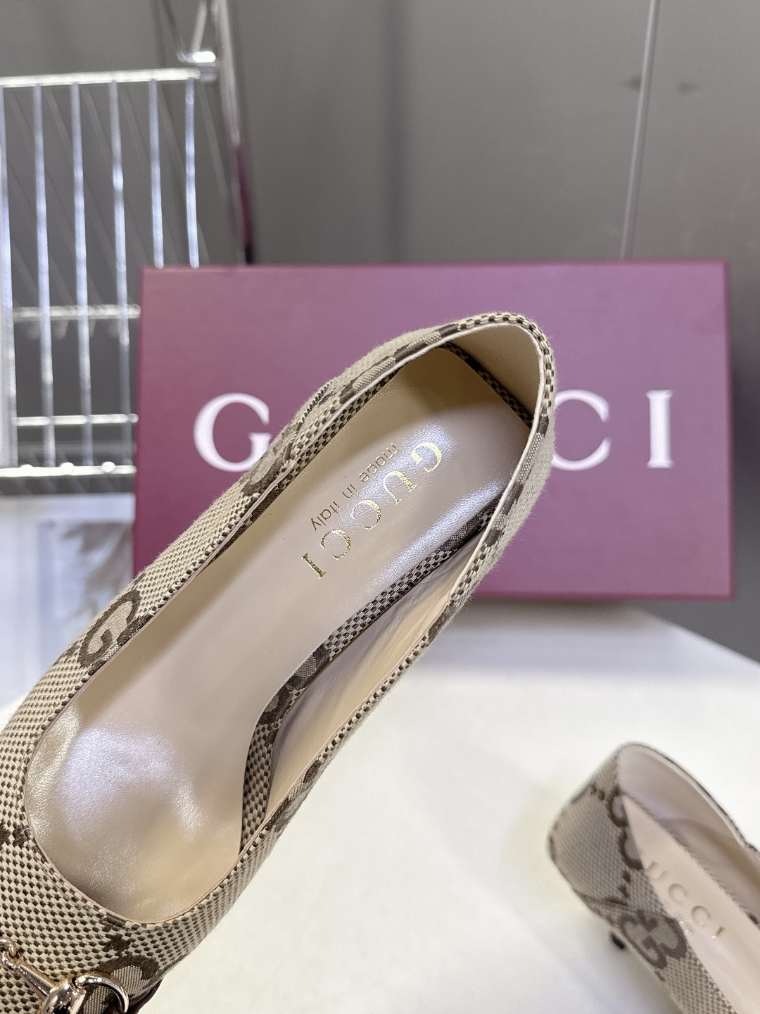 Gucci古驰2026春夏最新款马衔扣尖头小猫跟高跟鞋超多明星网红种草 鞋头装饰品牌经典的马衔扣，是古驰