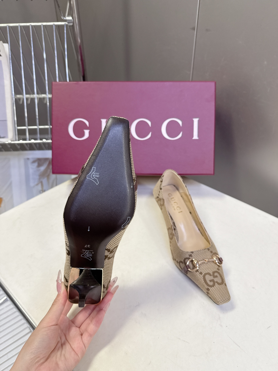 Gucci古驰2026春夏最新款马衔扣尖头小猫跟高跟鞋超多明星网红种草 鞋头装饰品牌经典的马衔扣，是古驰