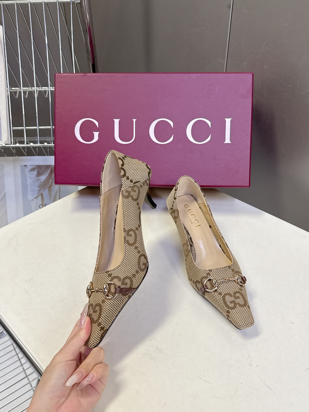 Gucci古驰2026春夏最新款马衔扣尖头小猫跟高跟鞋超多明星网红种草 鞋头装饰品牌经典的马衔扣，是古驰