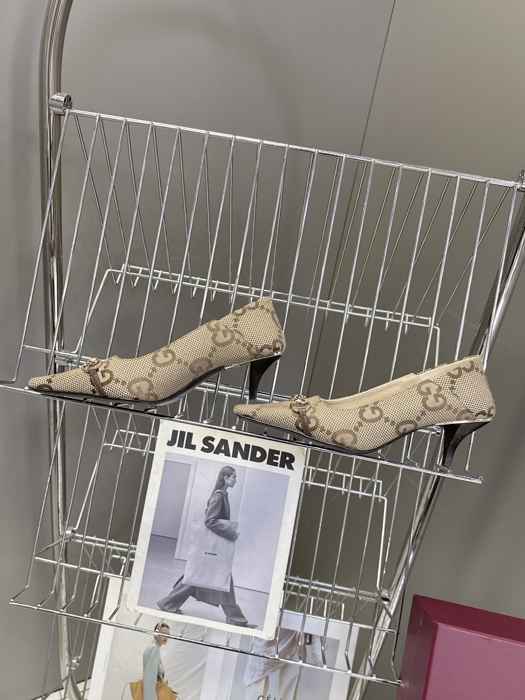 Gucci古驰2026春夏最新款马衔扣尖头小猫跟高跟鞋超多明星网红种草 鞋头装饰品牌经典的马衔扣，是古驰